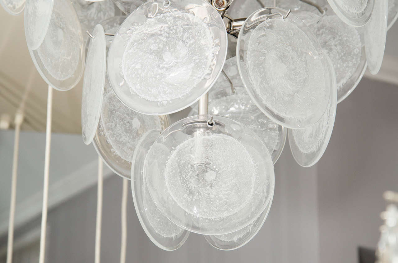Lampadario personalizzato su ordinazione con dischi di Murano a bolle trasparenti e struttura in acciaio inossidabile. Il lampadario può essere personalizzato in diverse dimensioni e forme e con vari colori e finiture del vetro. Prodotto in Italia