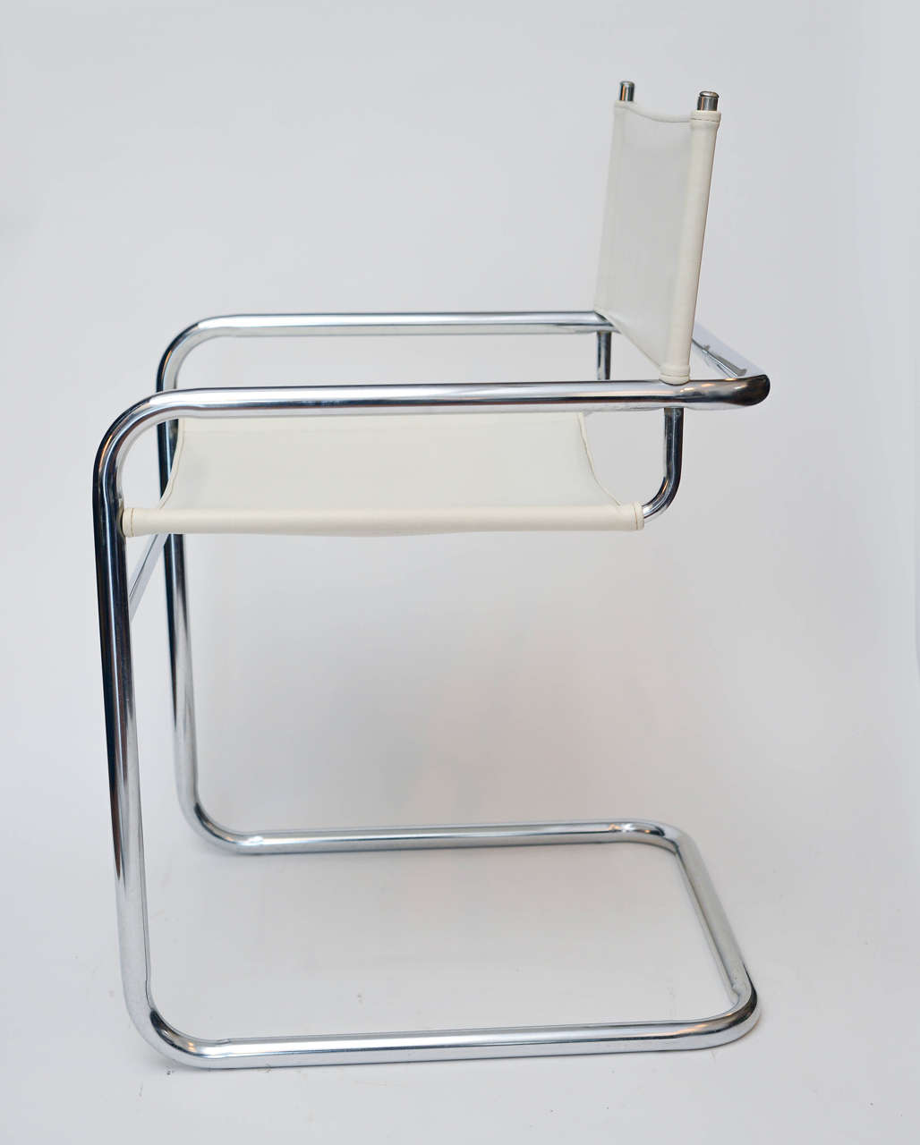 Set of Four Midcentury Chrome and White Pleather Chairs In Good Condition In Chicago, IL