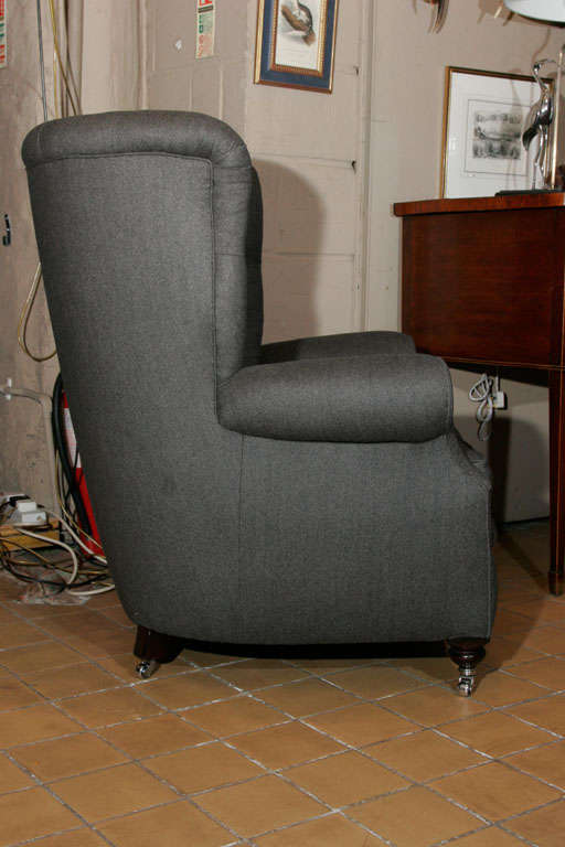 A pair of large wing back armchairs In Excellent Condition For Sale In London, GB