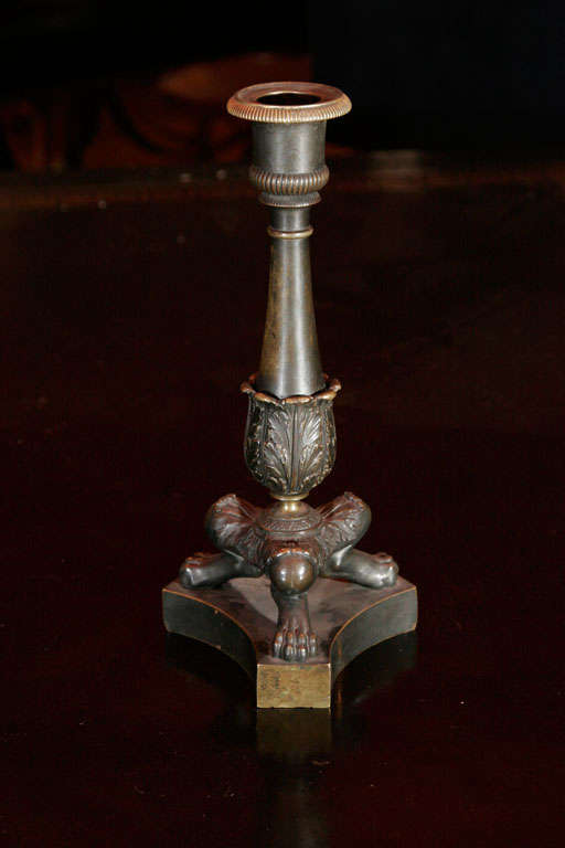 A pair of Regency bronze candlesticks In Good Condition For Sale In London, GB