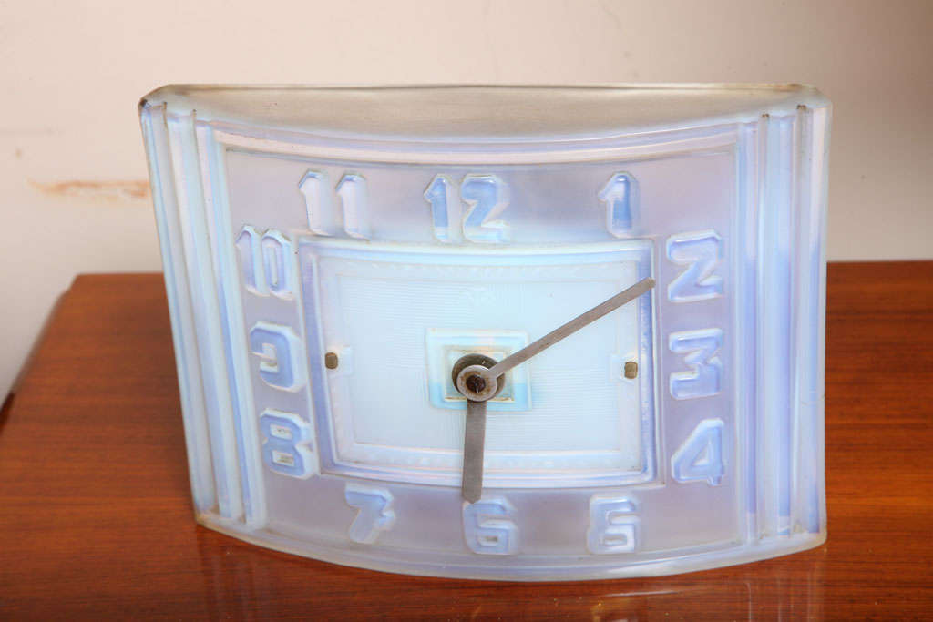 Horloge de cheminée en verre opalescent 'ATO' de Léon Hatot Bon état - En vente à Bridgewater, CT