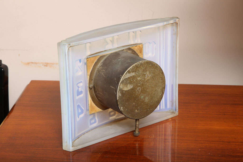 Milieu du XXe siècle Horloge de cheminée en verre opalescent 'ATO' de Léon Hatot en vente