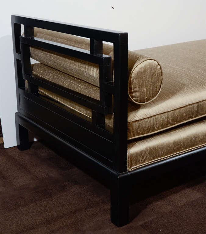 1950's Elegant Day Bed in Dupioni Silk Designed by James Mont In Excellent Condition In New York, NY