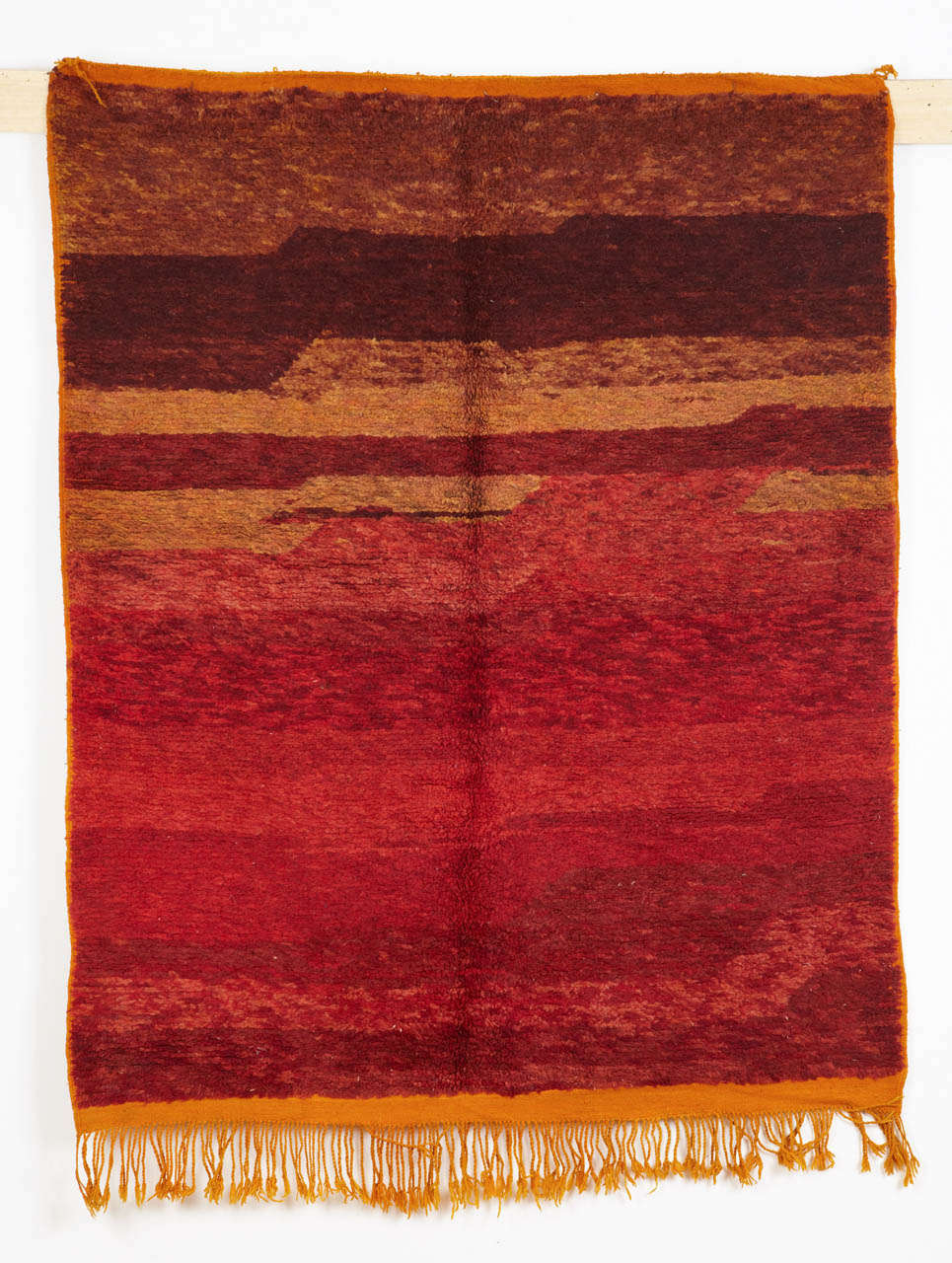 Rare tapis berbère du Moyen Atlas de la région de Zemmour, qui se distingue par le fait qu'il présente des poils sur les deux faces - rouge en différentes gradations sur la face exposée et orange dans de nombreuses nuances sur la face arrière.