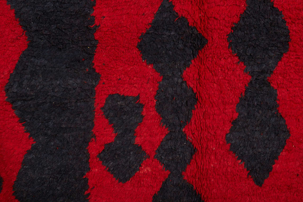 Vintage Rehamna Red and Blue Minimalist Berber Rug In Excellent Condition For Sale In Milan, IT