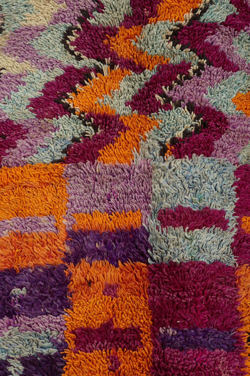 Graphic Eastern Moroccan Vintage Abstract Berber Rug In Excellent Condition For Sale In Milan, IT