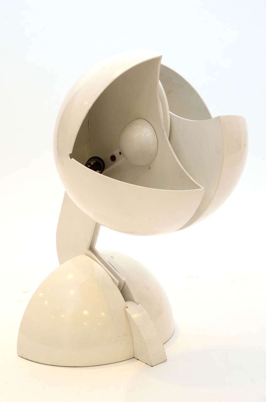 Substantial modernist table lamp in off-white lacquered metal, model Ruspa designed by Gae Aulenti for Martinelli Luce.
