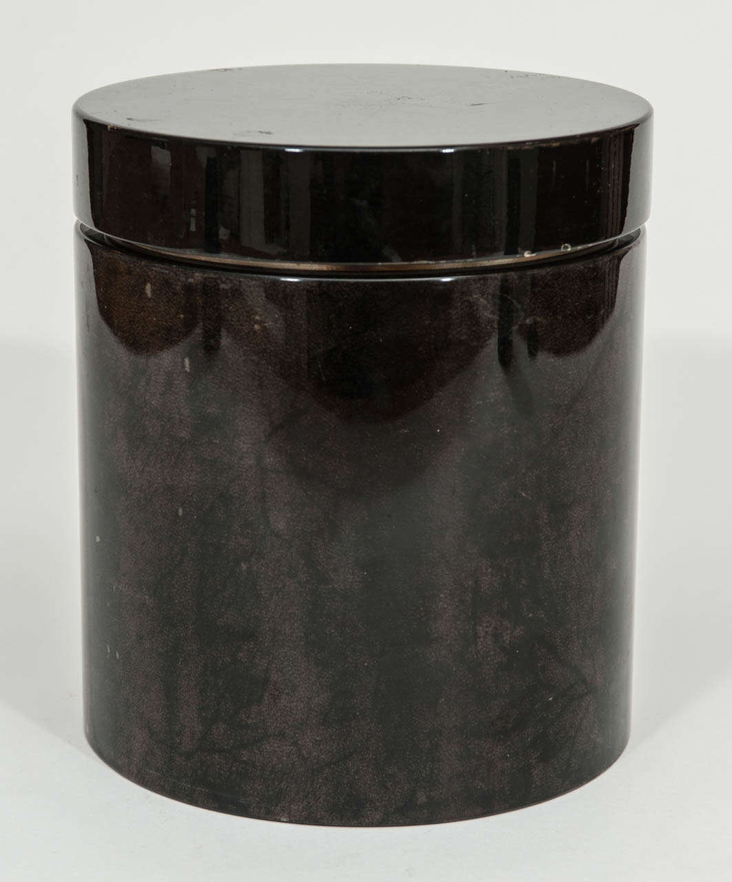 A simple yet significant ice bucket with
plastic lining and lacquered goat skin exterior
attributed to well known designer Aldo Tura.