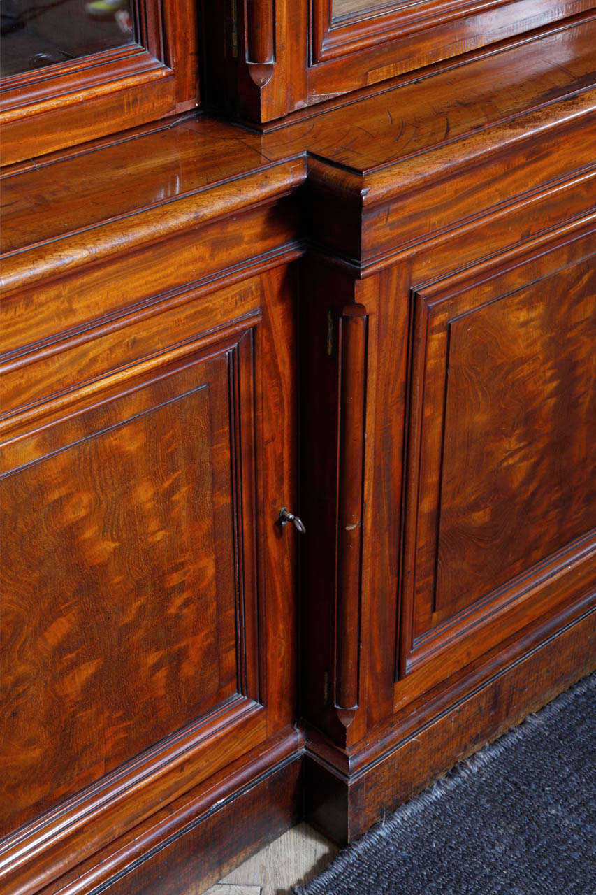 An Antique 5 Door Bookcase In Good Condition For Sale In Antwerp, BE