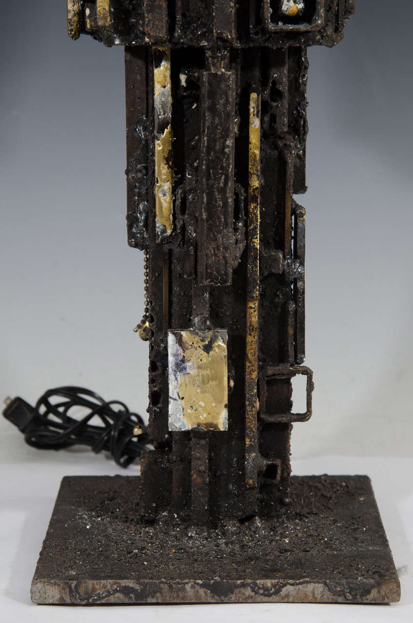 Brutalistische schmiedeeiserne Tischlampe, inspiriert von Paul Evans (20. Jahrhundert) im Angebot
