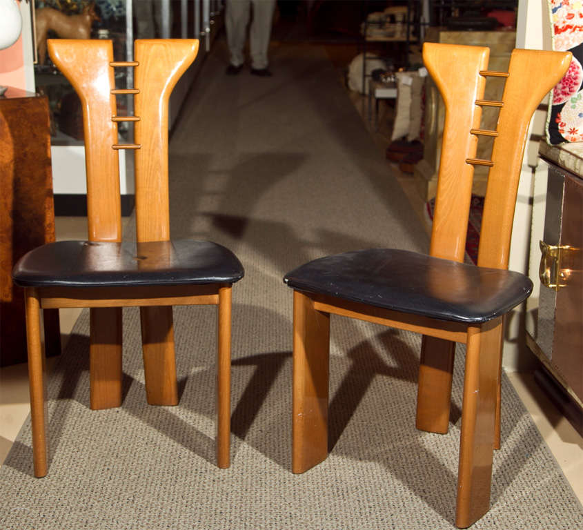 SET OF FOUR MAPLE WOOD PIERRE CARDIN DINING SIDE CHAIRS. BLONDE COLOR FINISH WITH BLACK LEATHER SEATS. WOOD HAS HIGH POLISH