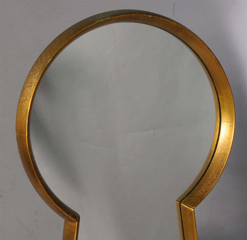 keyhole shaped mirror