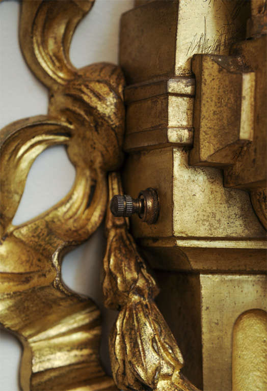 Zwei große dreiflammige Wandleuchter aus vergoldeter Bronze im Angebot 1