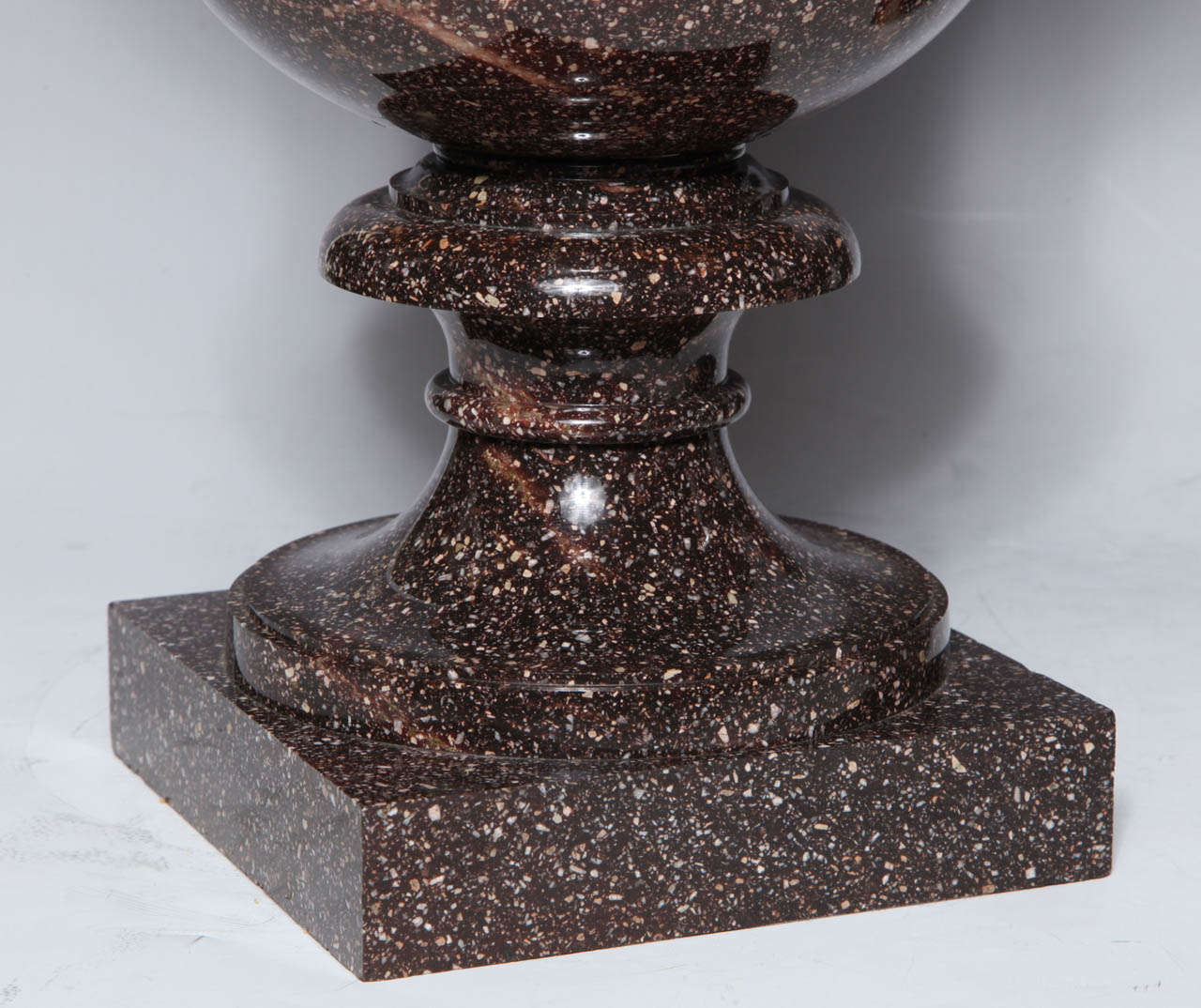 Monumentales Paar schwedischer Porphyr-Vasen in Form einer Campagna aus der neoklassischen Zeit, Monumental (Neoklassisch) im Angebot