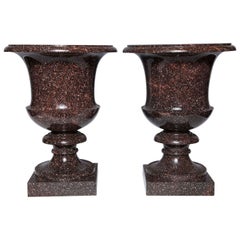 Paire monumentale de vases en forme de campagne en porphyre suédois de la période néoclassique, de style néoclassique