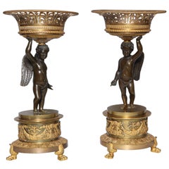 Ancienne paire de centres de table figuratifs en bronze patiné et doré de la période Empire français avec cupidons