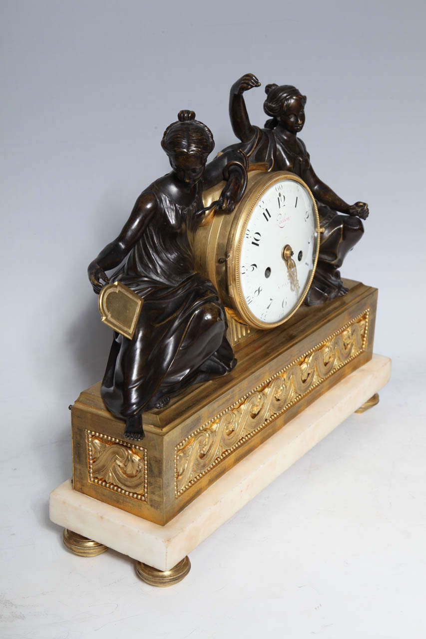 Pendule figurative en bronze patiné et doré d'époque Louis XVI, d'une taille inhabituelle. Une paire de vierges est montée de chaque côté de l'horloge, qui repose sur une base originale en marbre de Carrera. Français, vers 1785.