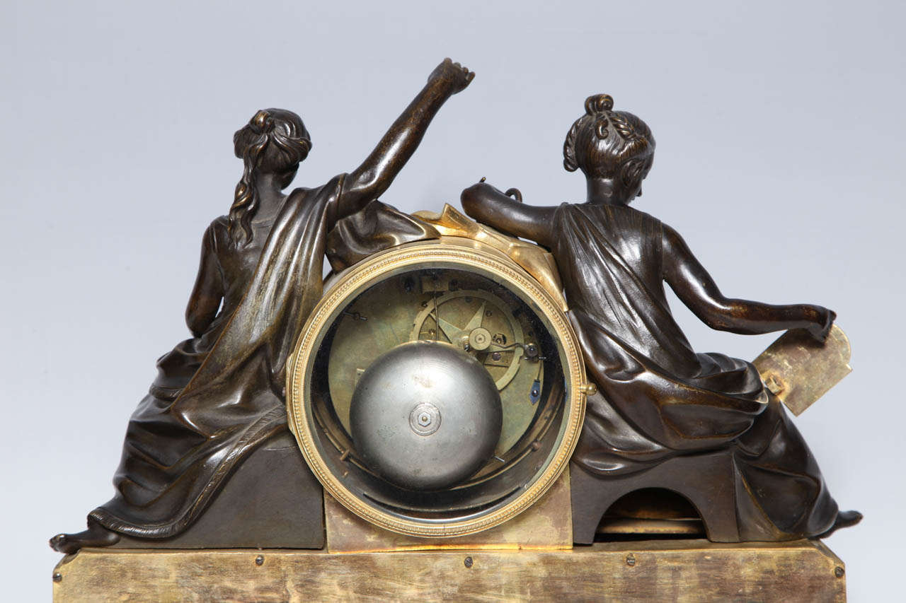 Bronze Horloge figurative française d'époque Louis XVI, patinée et montée sur bronze doré en vente