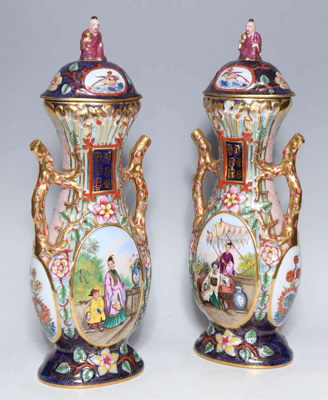 Un'insolita e raffinata coppia di vasi antichi di Antique French Jacob Petit. Decorati a chinosseri, con coperchi e manici delicatamente lavorati. Ogni vaso raffigura l'Imperatore e l'Imperatrice nel Giardino Reale e la figura di una guardia