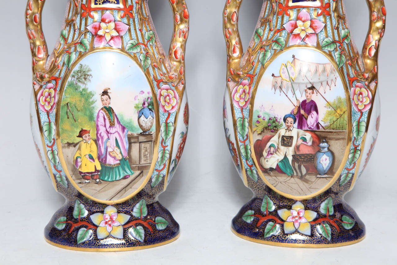 Paar antike französische Jacob Petit, Chinosseri-Dekoration, zwei Henkel, zwei Griffe (Französisch) im Angebot