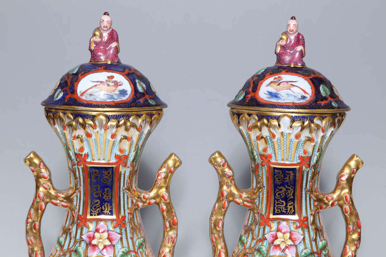 Paire de bougeoirs anciens français Jacob Petit à deux poignées, décorés de chinoiseries, France Excellent état - En vente à New York, NY