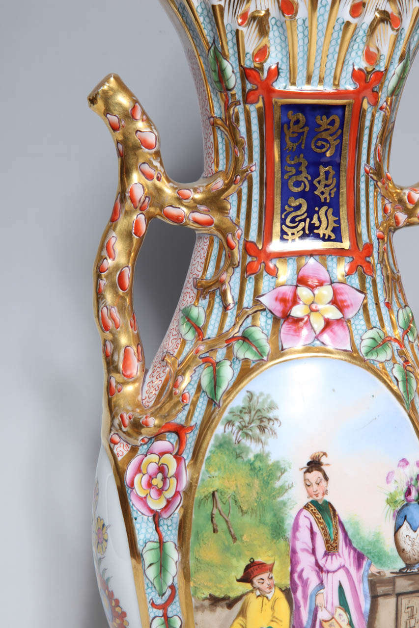 XIXe siècle Paire de bougeoirs anciens français Jacob Petit à deux poignées, décorés de chinoiseries, France en vente