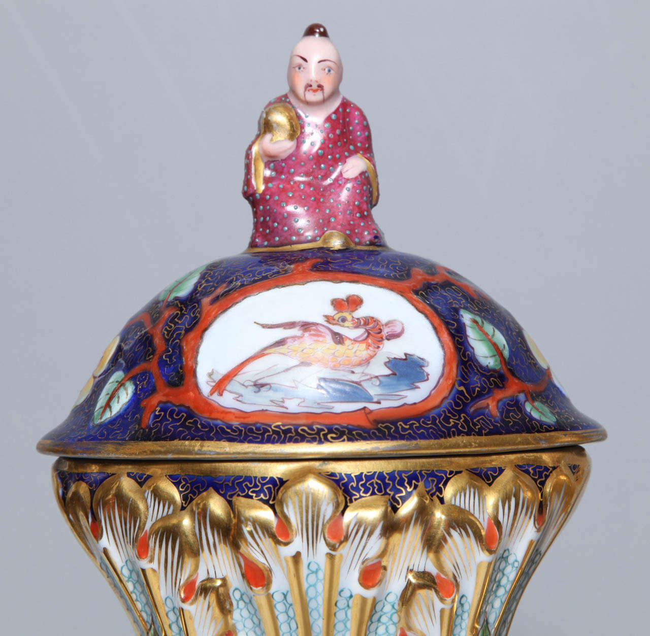 Porcelaine Paire de bougeoirs anciens français Jacob Petit à deux poignées, décorés de chinoiseries, France en vente