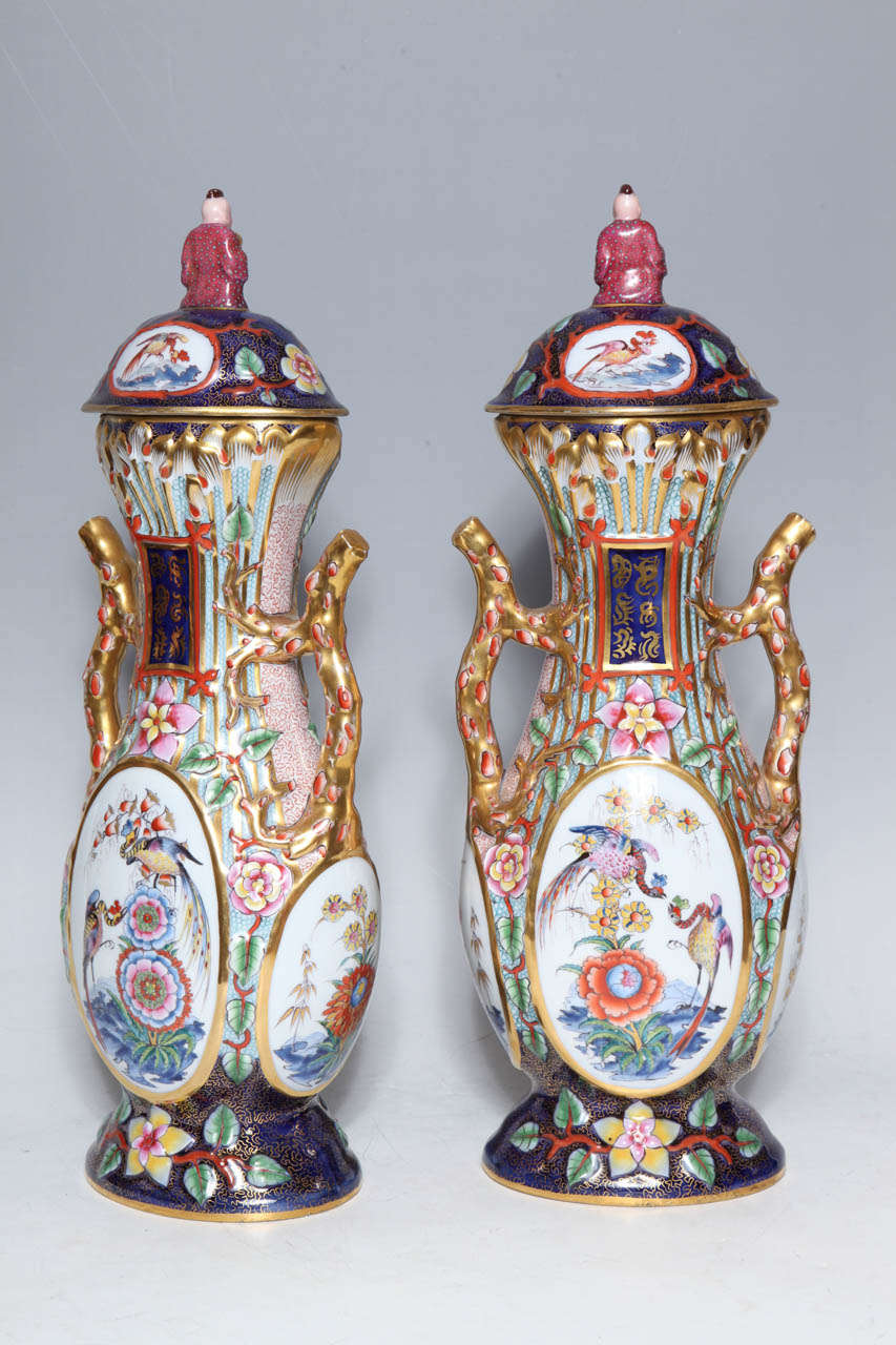 Paire de bougeoirs anciens français Jacob Petit à deux poignées, décorés de chinoiseries, France en vente 1