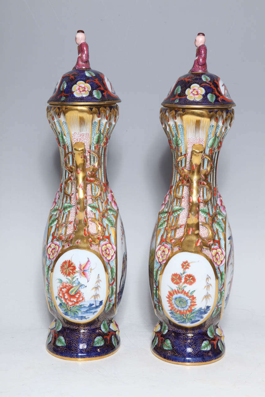 Paire de bougeoirs anciens français Jacob Petit à deux poignées, décorés de chinoiseries, France en vente 2