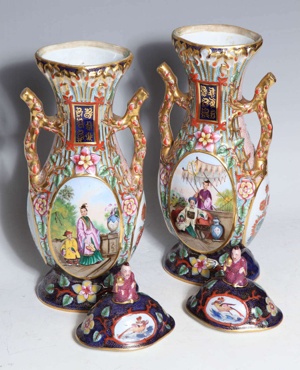 Paire de bougeoirs anciens français Jacob Petit à deux poignées, décorés de chinoiseries, France en vente 3