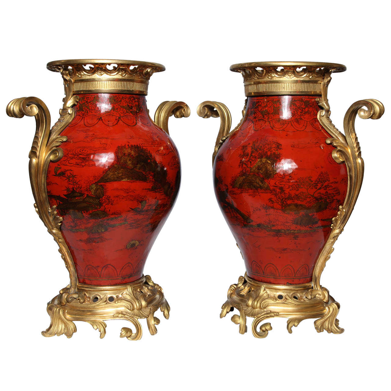 Großes Paar französischer Vasen aus rotem Lack, Chinoiserie-Dekor und Goldbronze-Montierung