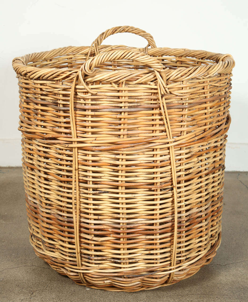 Classic oversize French wicker basket.
Hand-made and in superb condition.

Mosaik provides Antiques in Moorish style, Spanish, African Tribal Art, Islamic Art, Arabian style furniture, Middle Eastern, Egyptian, Syrian Style, Indian, Indonesian,