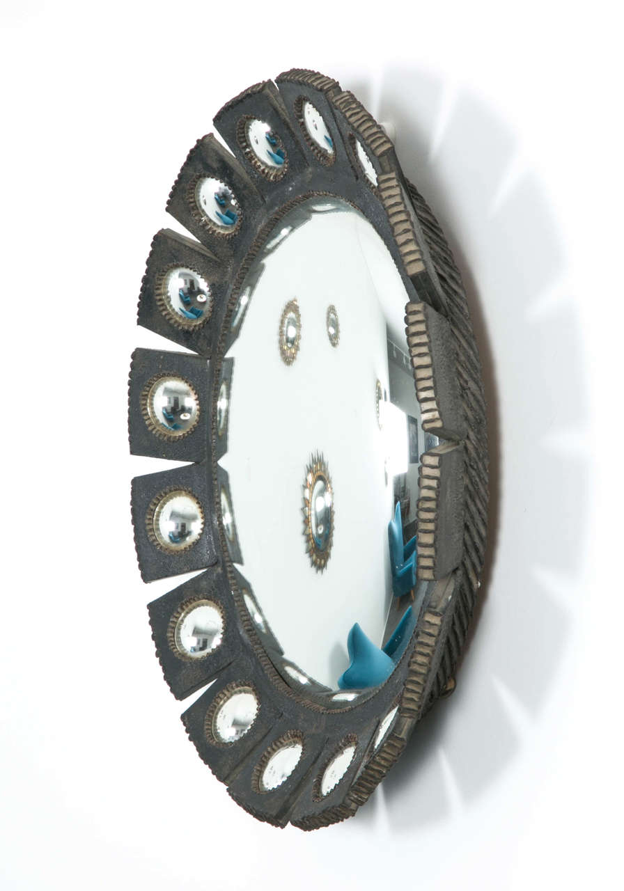 Talosel resin witch mirror surrounded by a circular structure composed by 16 elements, each decorated with a small witch mirror.
The border inside is scored.
Reverse incised with 