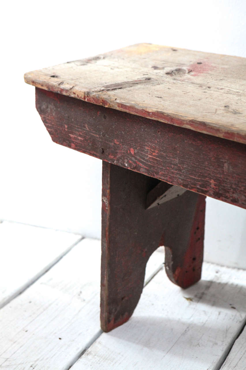 Rustikale Holzbank im Landhausstil mit roter Patina (amerikanisch)