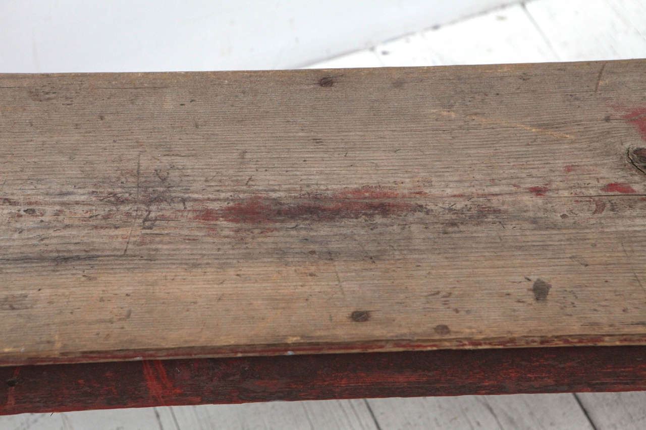 Rustikale Holzbank im Landhausstil mit roter Patina im Zustand „Relativ gut“ in Los Angeles, CA