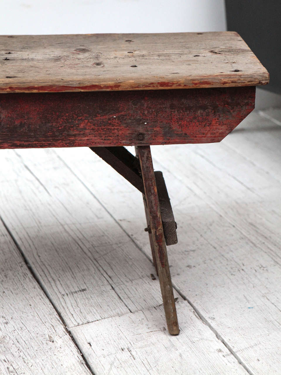 Rustikale Holzbank im Landhausstil mit roter Patina (Frühes 20. Jahrhundert)