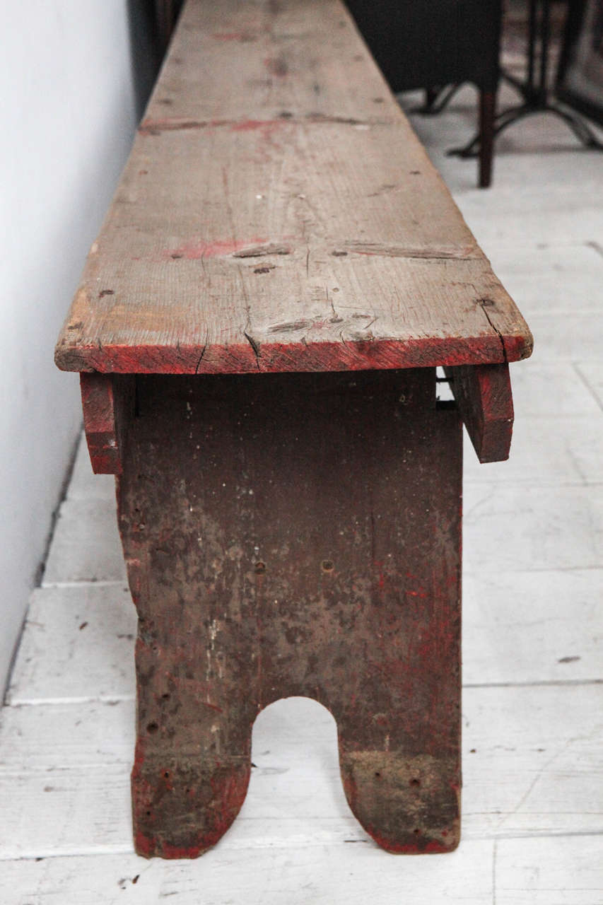 Rustikale Holzbank im Landhausstil mit roter Patina 1