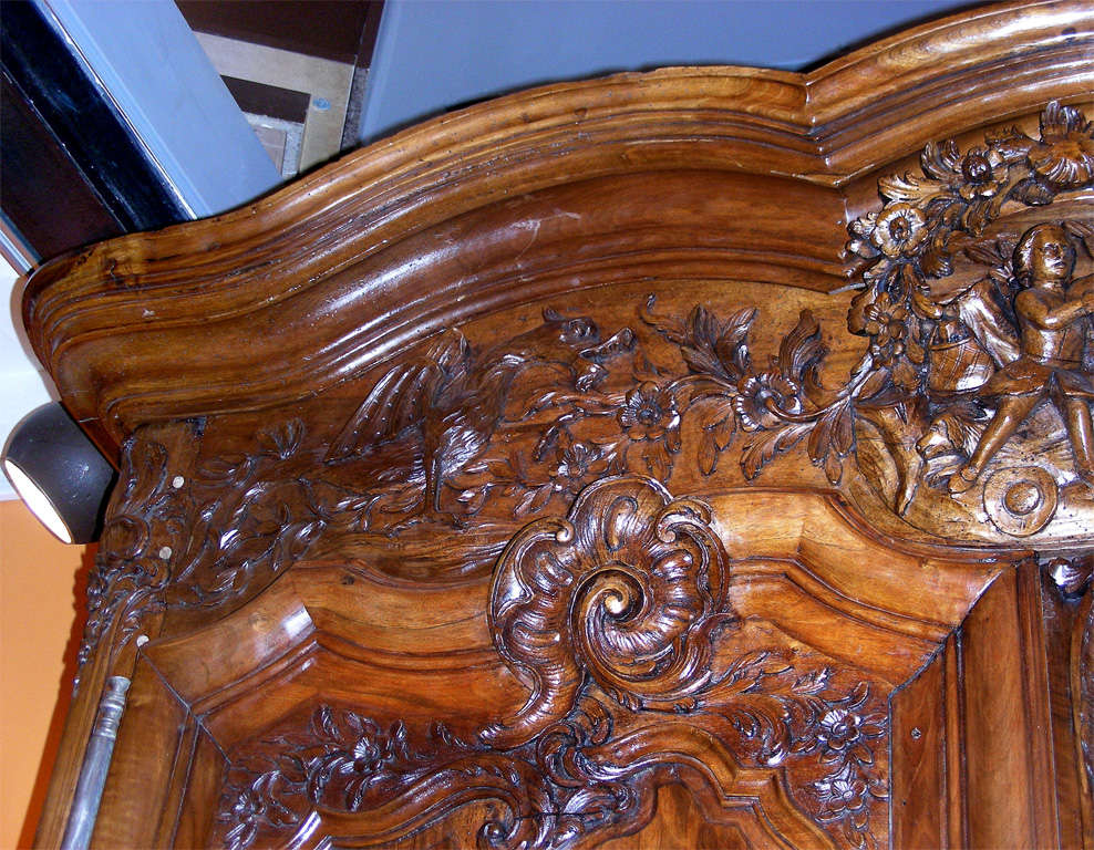Large 18th Century Period Régence Armoire with Coat of Arms In Excellent Condition In Paris, FR