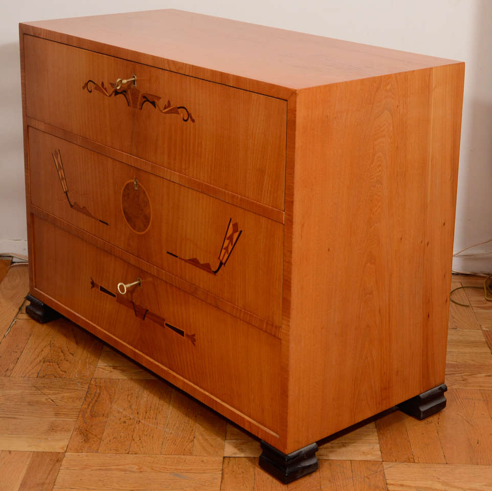 An Art Deco Chest of Drawers 1