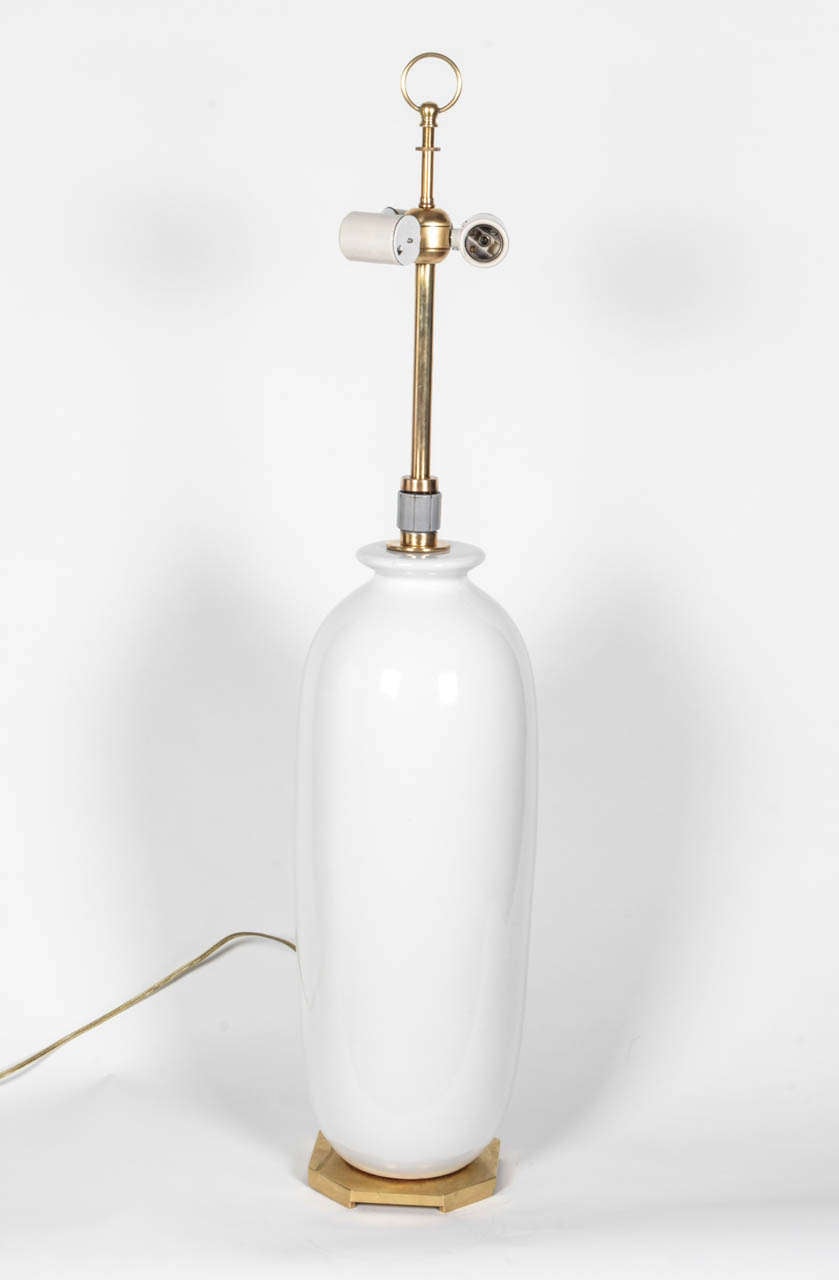 Feine weiße Porzellan-Tischlampe von Hanson (Moderne der Mitte des Jahrhunderts) im Angebot