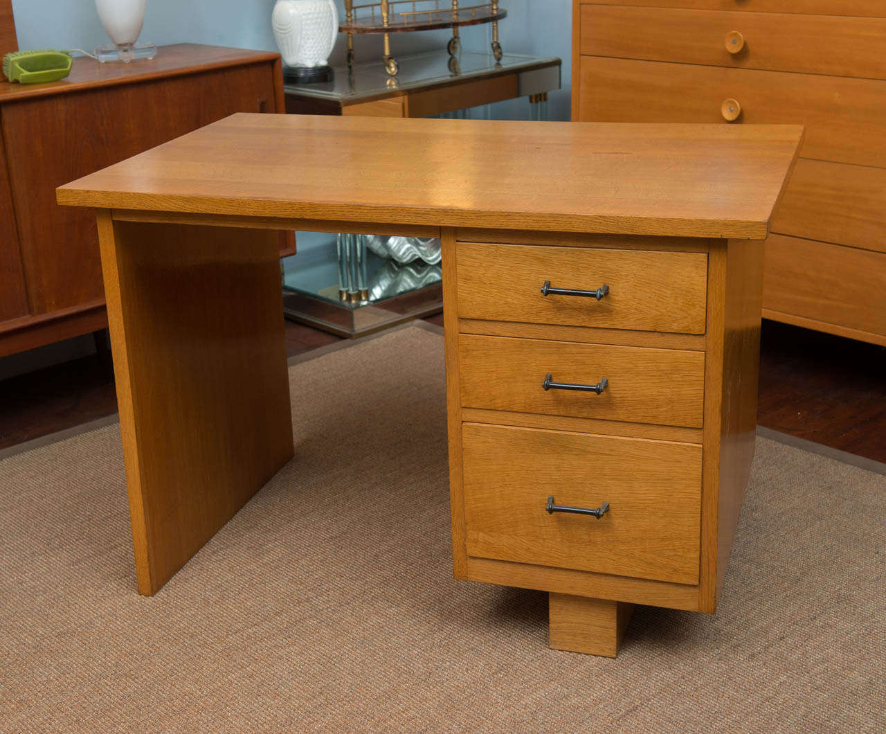 French design oak desk from the 1950's, clean and simple lines. Very good vintage condition.