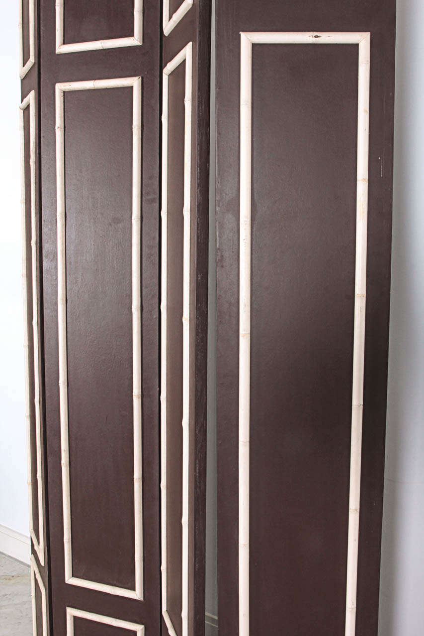 Pair of Hollywood Regency Painted Wood Screens with Faux Bamboo Trim In Good Condition For Sale In New York, NY
