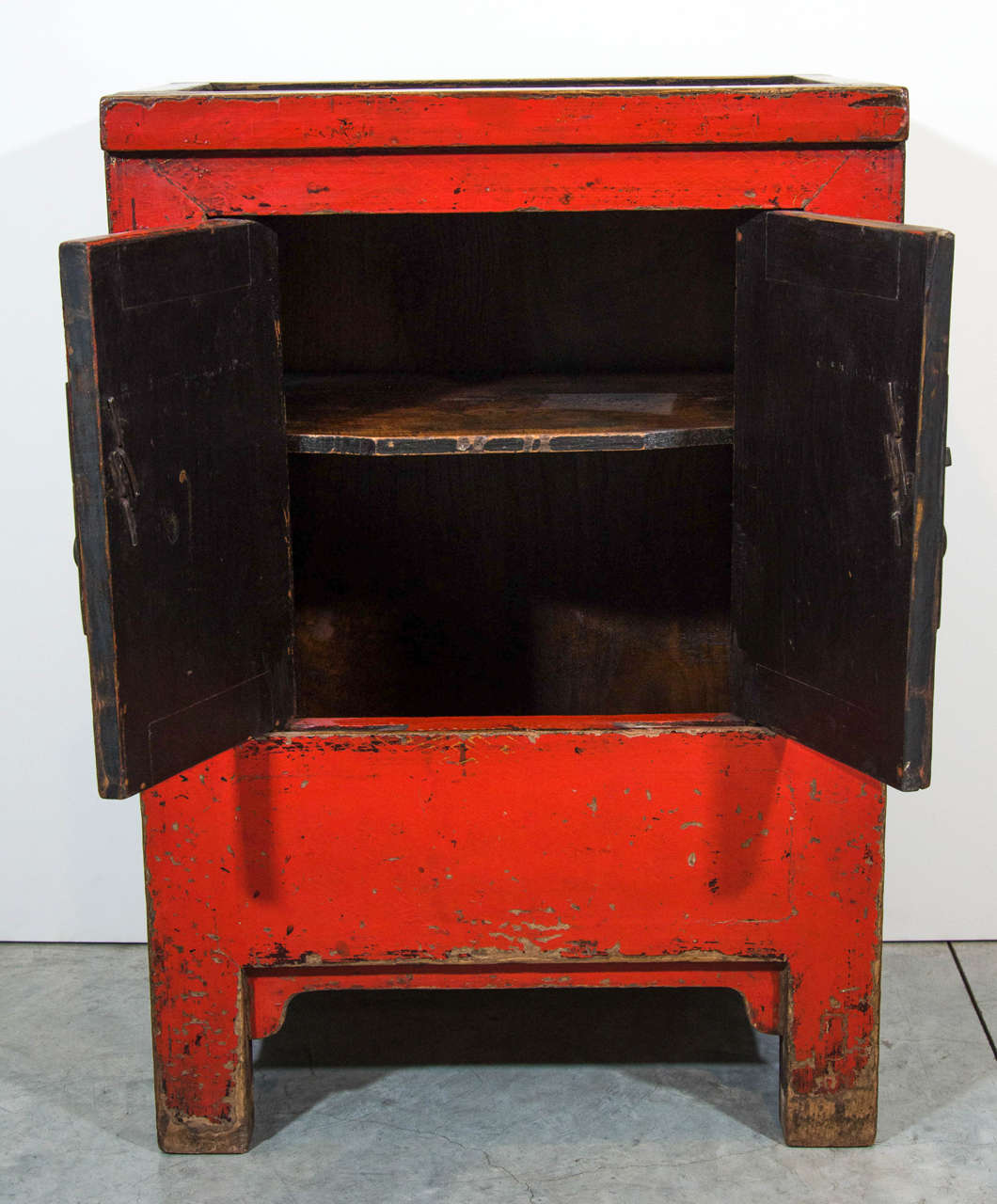Early 19th Century Lacquer Cabinet In Good Condition In New York, NY