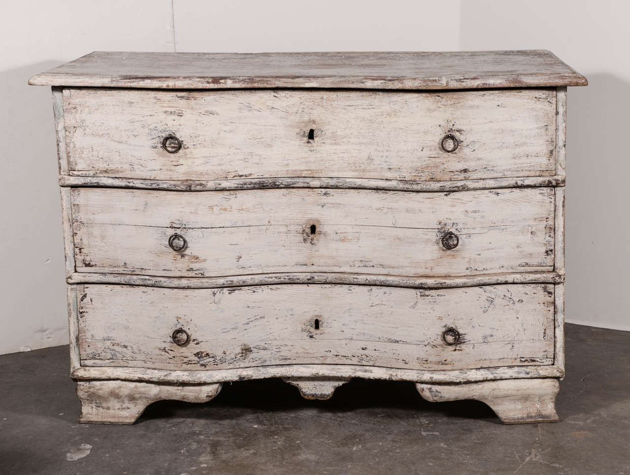 This has a really pretty shape with its curved wood drawers. Imported from Sweden it's from the late 18th century and has refreshed paint over the original.
