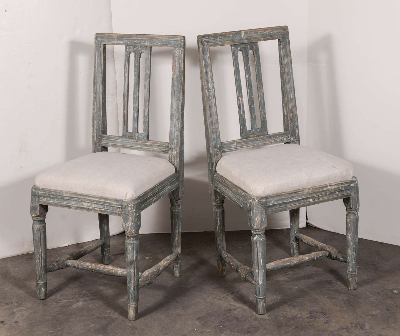 Schwedische gustavianische blau bemalte Esszimmerstühle mit Lattenrostlehne aus der Zeit um 1790 (Gustavianisch) im Angebot