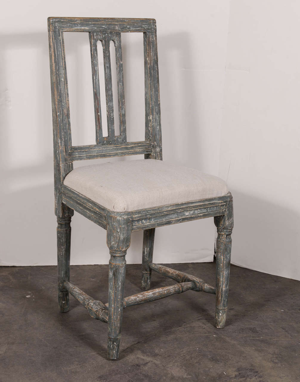 Schwedische gustavianische blau bemalte Esszimmerstühle mit Lattenrostlehne aus der Zeit um 1790 (18. Jahrhundert) im Angebot