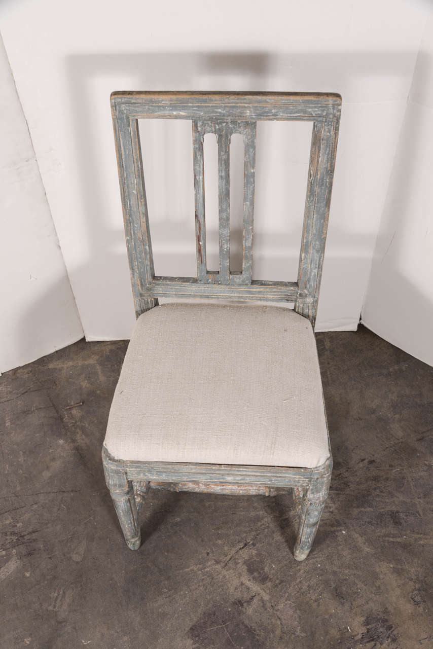 Schwedische gustavianische blau bemalte Esszimmerstühle mit Lattenrostlehne aus der Zeit um 1790 im Angebot 4
