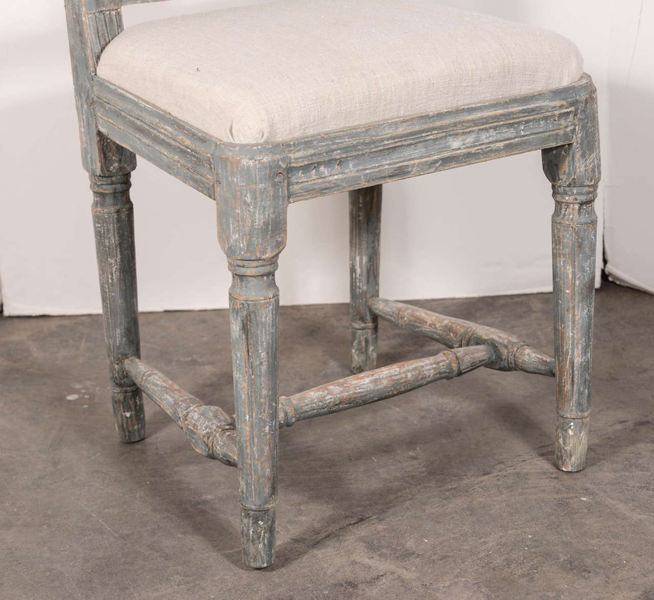 Schwedische gustavianische blau bemalte Esszimmerstühle mit Lattenrostlehne aus der Zeit um 1790 im Angebot 5