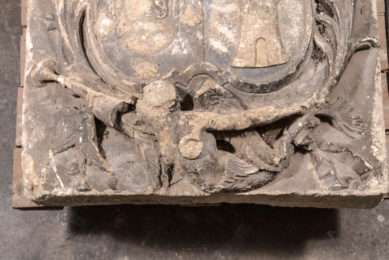 Italienische oder spanische Wappenskulptur aus dem 17. Jahrhundert im Zustand „Starke Gebrauchsspuren“ im Angebot in Houston, TX