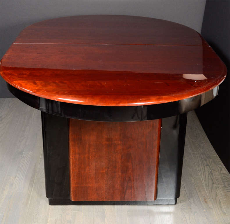 Mid-20th Century Art Deco Skyscraper Style Bookmatched Mahogany & Black Lacquer Oval Dining Table